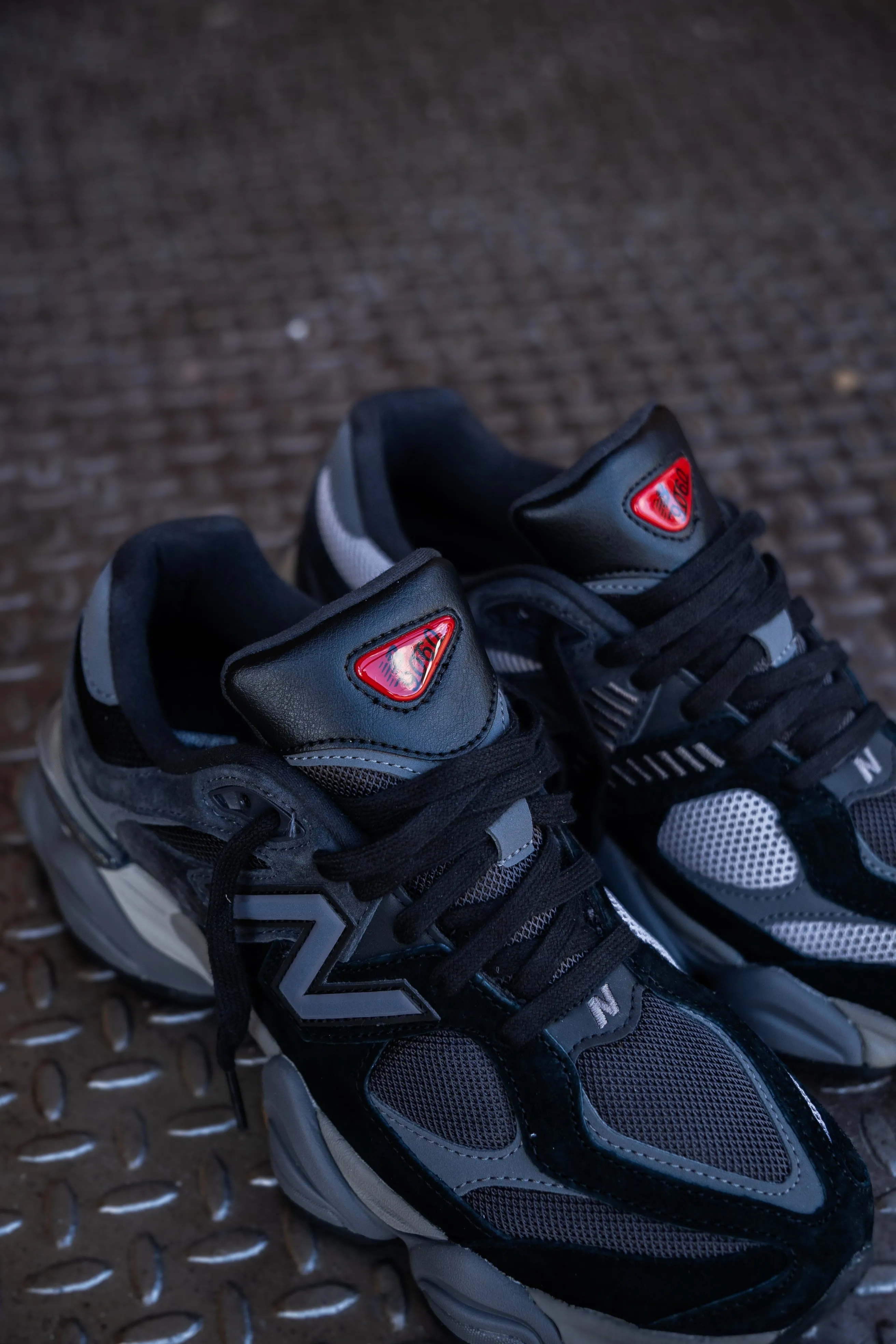 lace - up Mens New Balance 9060 (Black/Grey)-U9060BLK