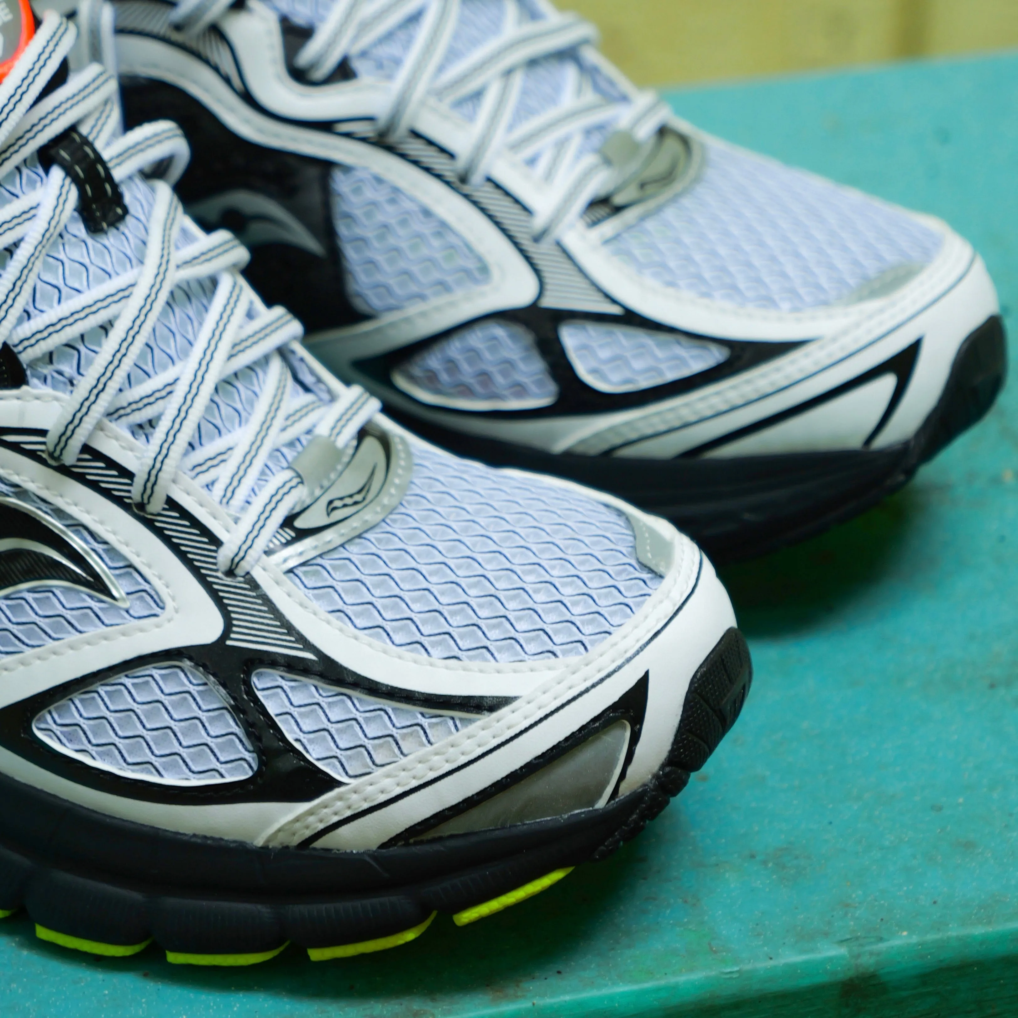 Mens Saucony ProGrid Guide 7 (White/Teal) Chic Flair Adjustable Design
