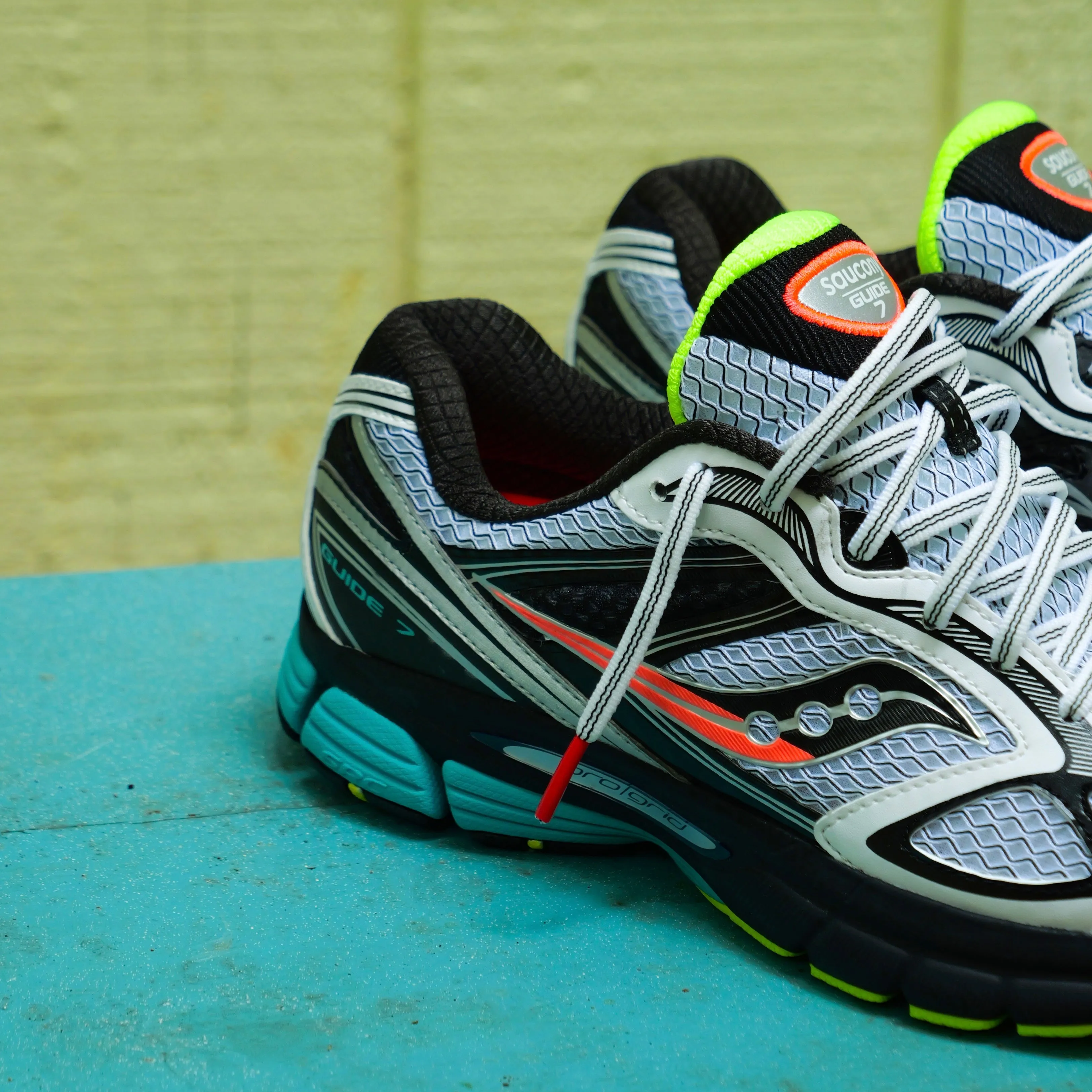 Mens Saucony ProGrid Guide 7 (White/Teal) Breathable flair