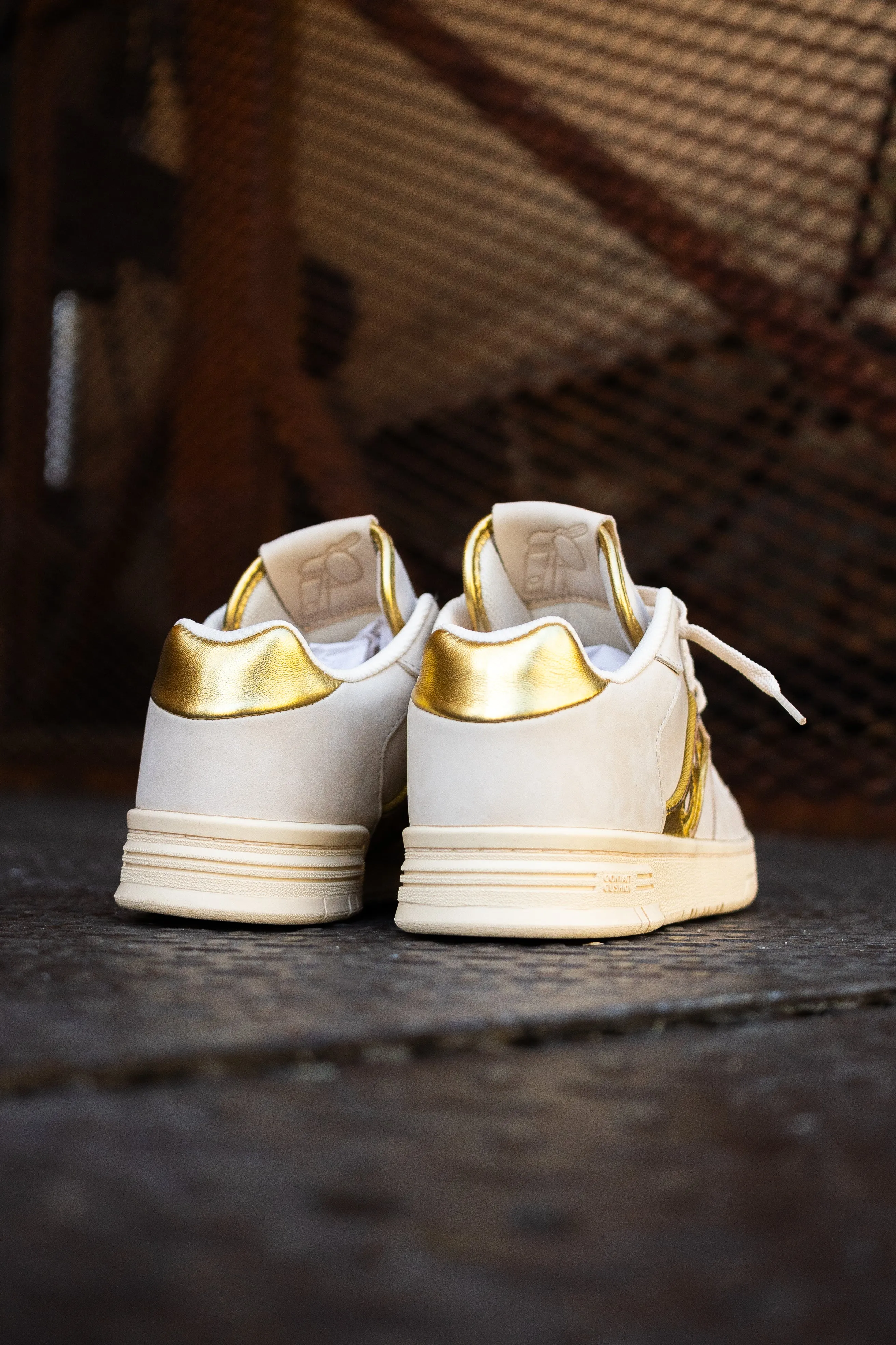 casual - style Iconic wear Mens Saucony x Trinidad James Hommewrk Sonic Low 'COACH??S SHOE' (Cream/Gold)
