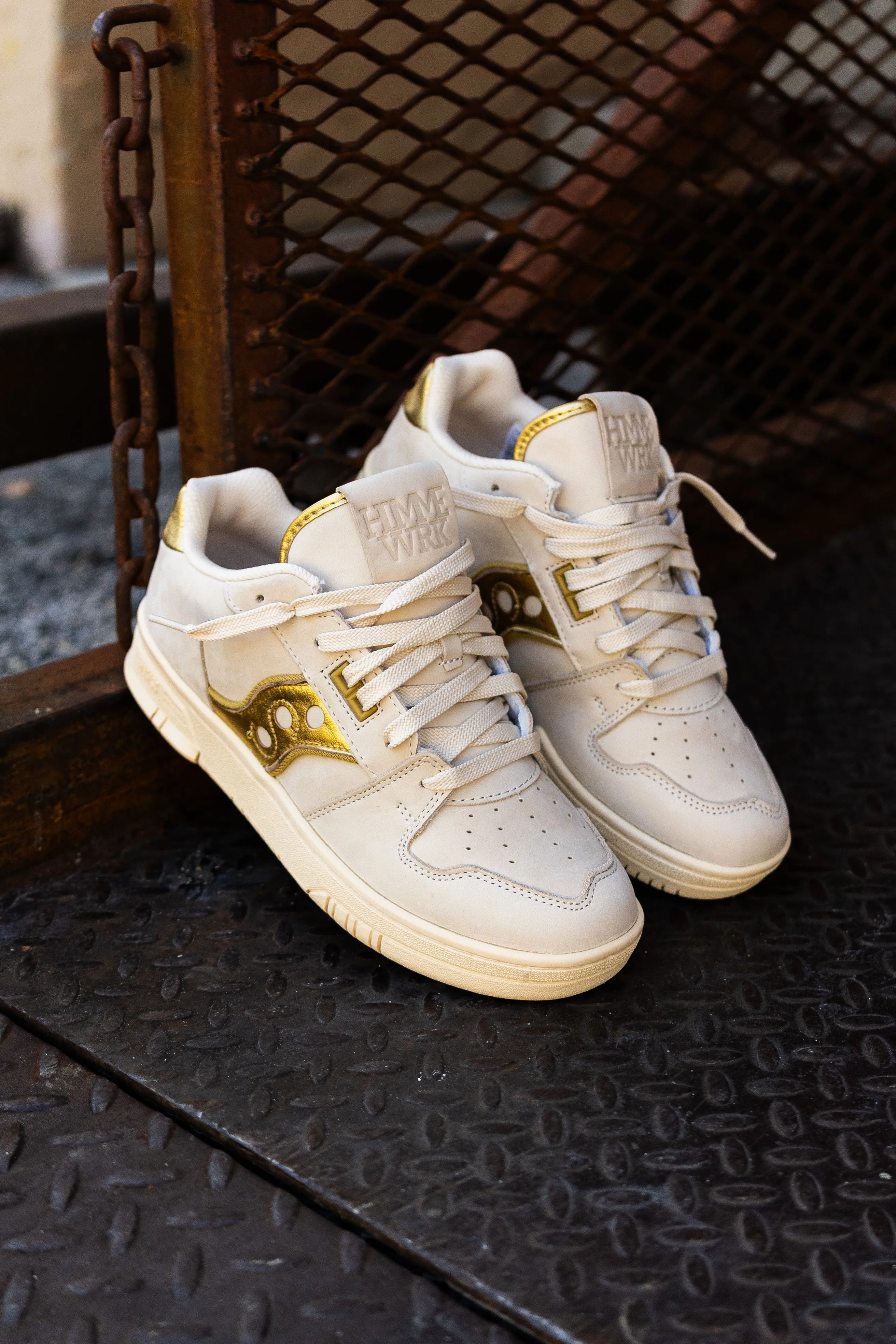 Mens Saucony x Trinidad James Hommewrk Sonic Low 'COACH??S SHOE' (Cream/Gold) Cozy Fit