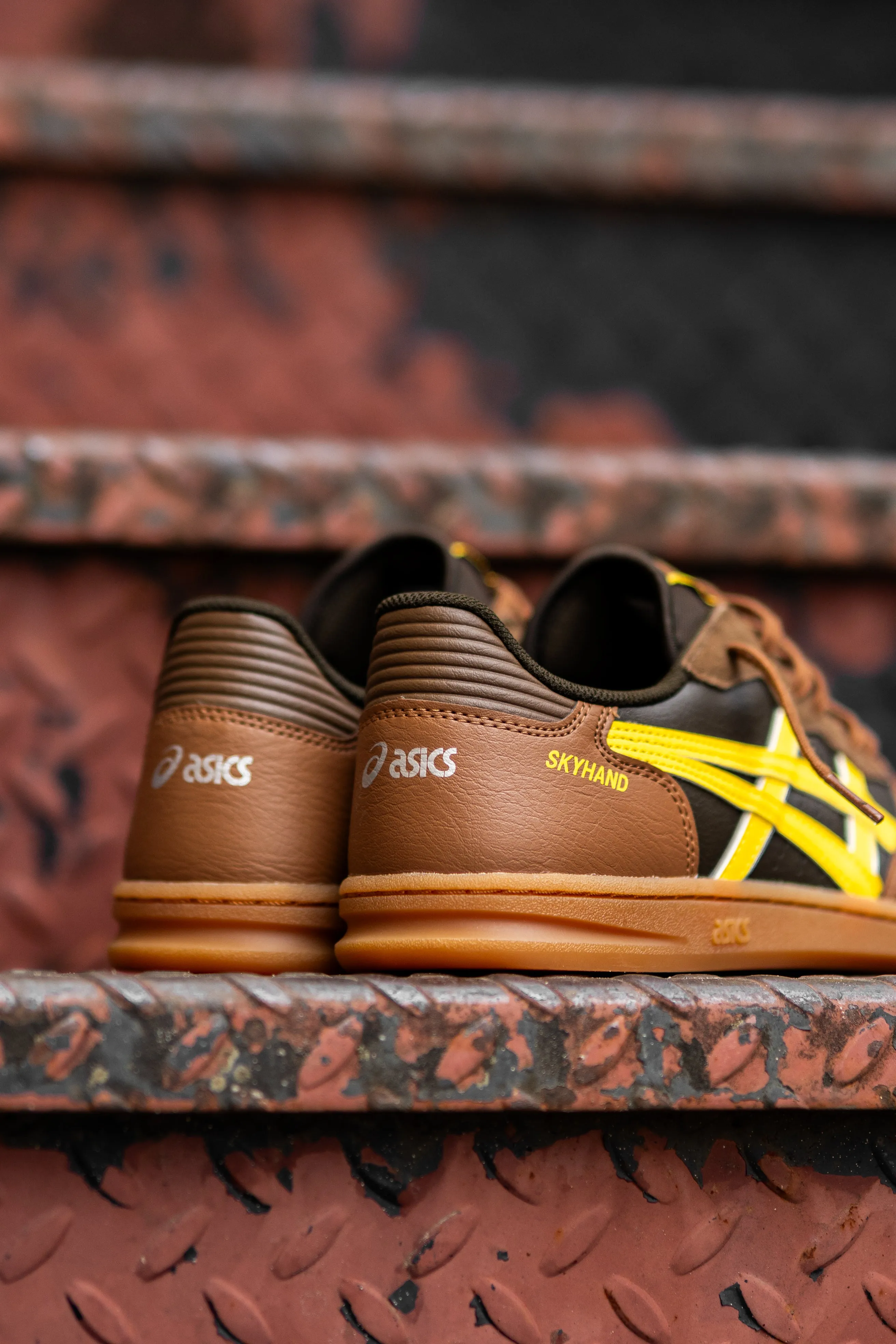 students Men's Asics Skyhand OG (Black Coffee/Tai-Chi Yellow)