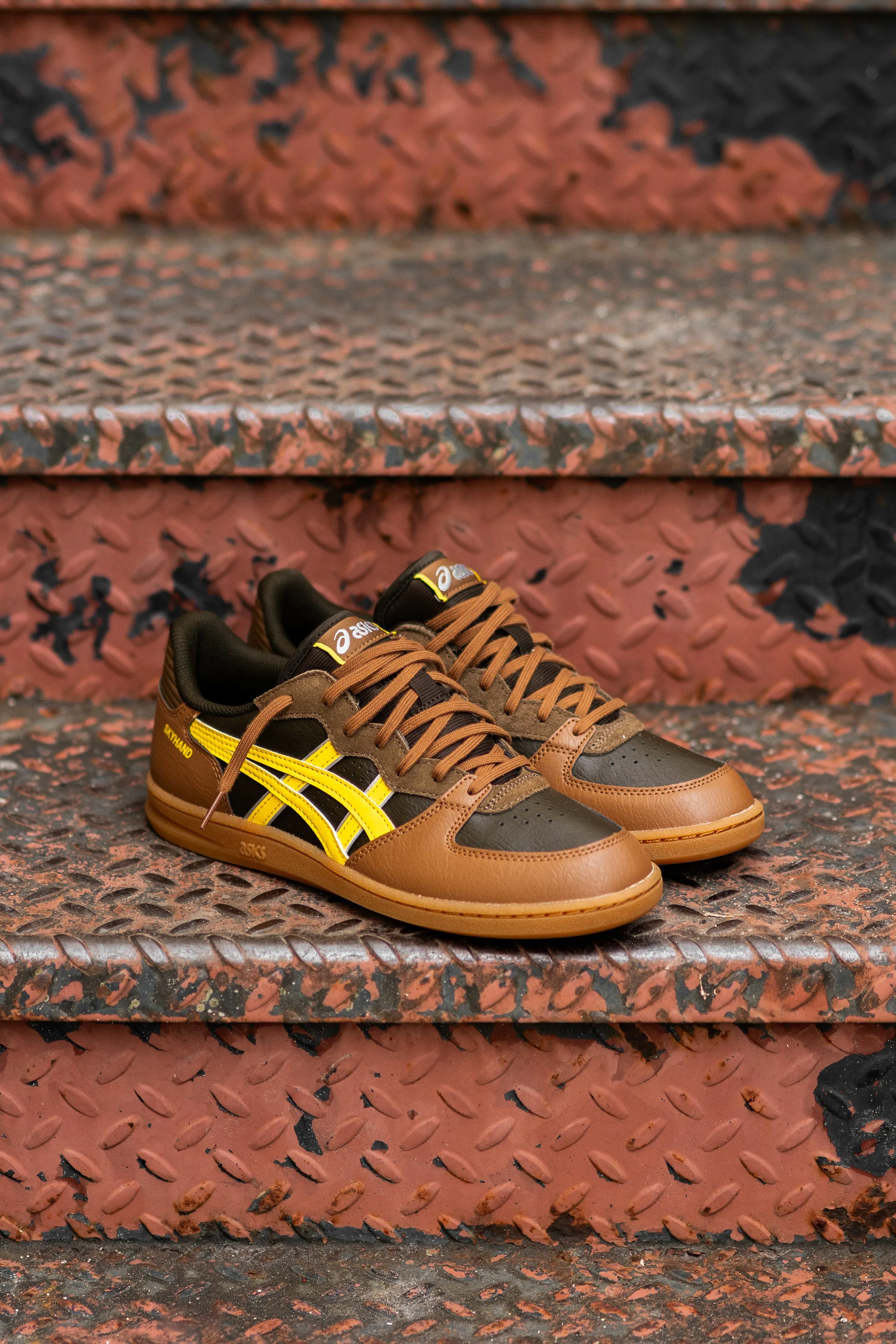 Elegant student Men's Asics Skyhand OG (Black Coffee/Tai-Chi Yellow)