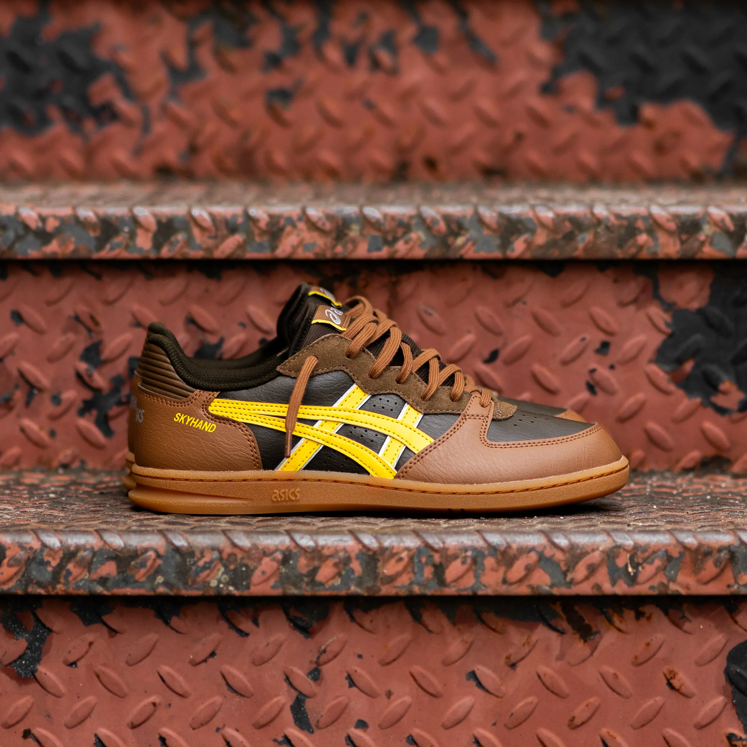Men's Asics Skyhand OG (Black Coffee/Tai-Chi Yellow) All-Day Cushioning hikers' durability