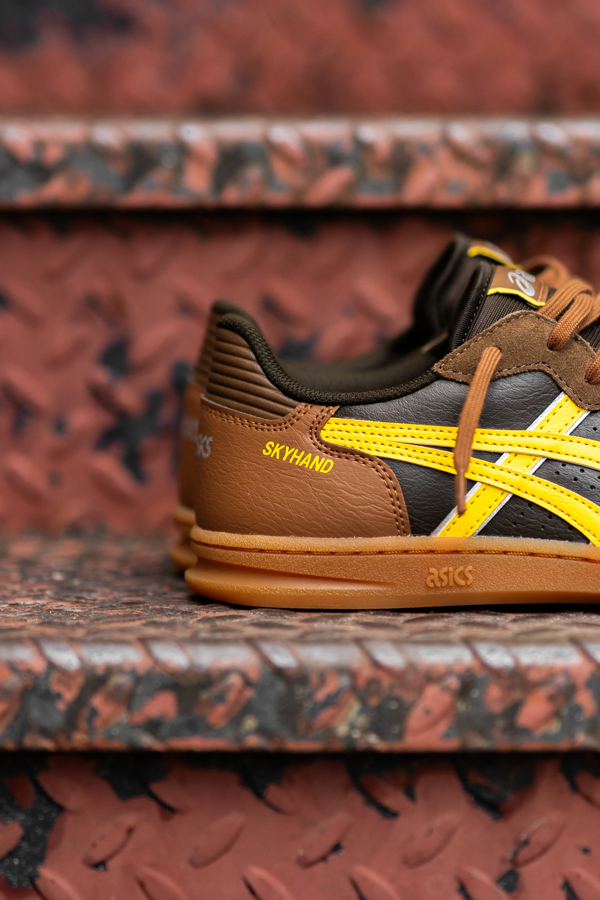 serious hikers' equipment least gym Men's Asics Skyhand OG (Black Coffee/Tai-Chi Yellow)