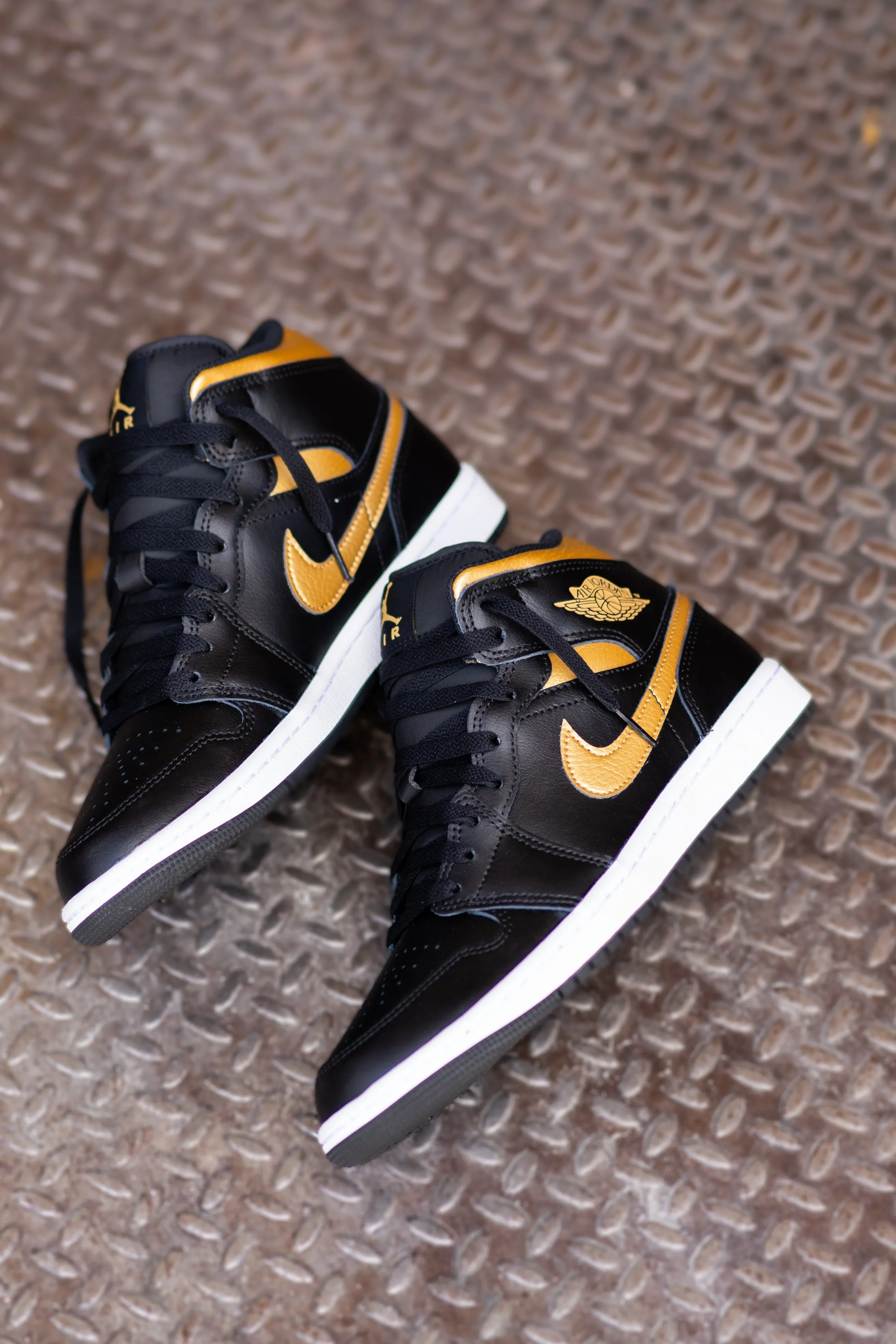 Mens Air Jordan 1 Mid (Black/Metallic Gold/White) Multi-Purpose