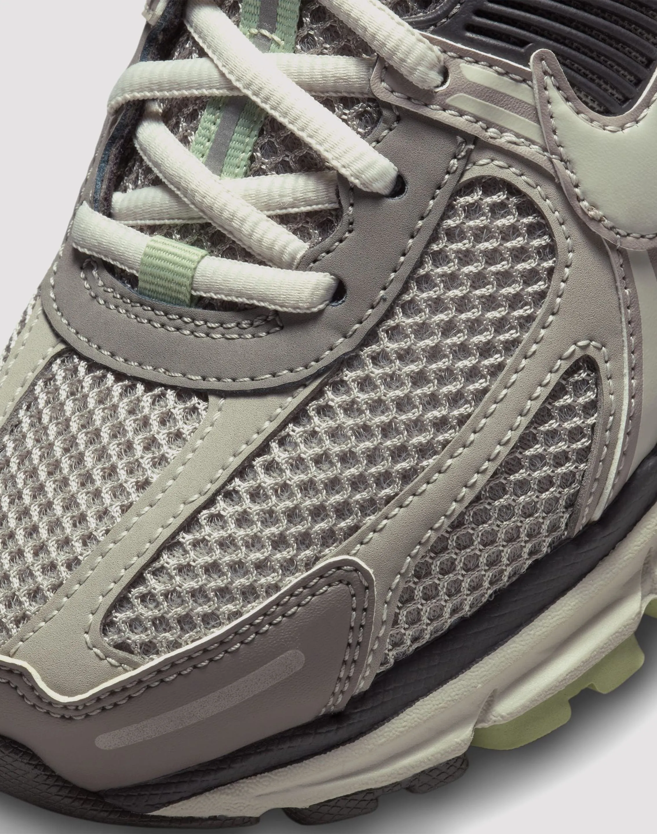 Travel Step Nike Zoom Vomero 5 "Cobblestone/Light Bone"