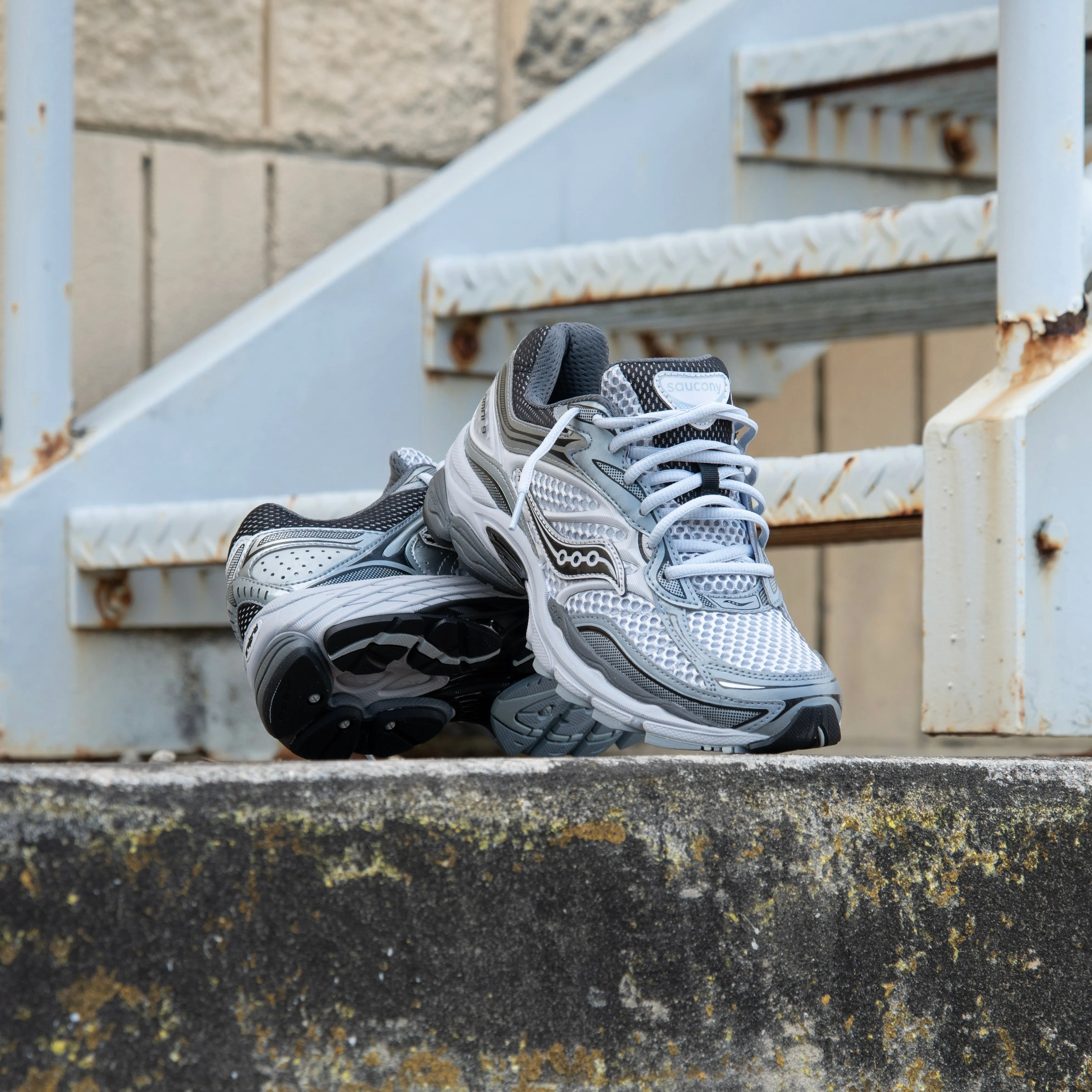 Impact-absorbing fit Charming Mens Saucony ProGrid Omni 9 (Microchip/Gris)