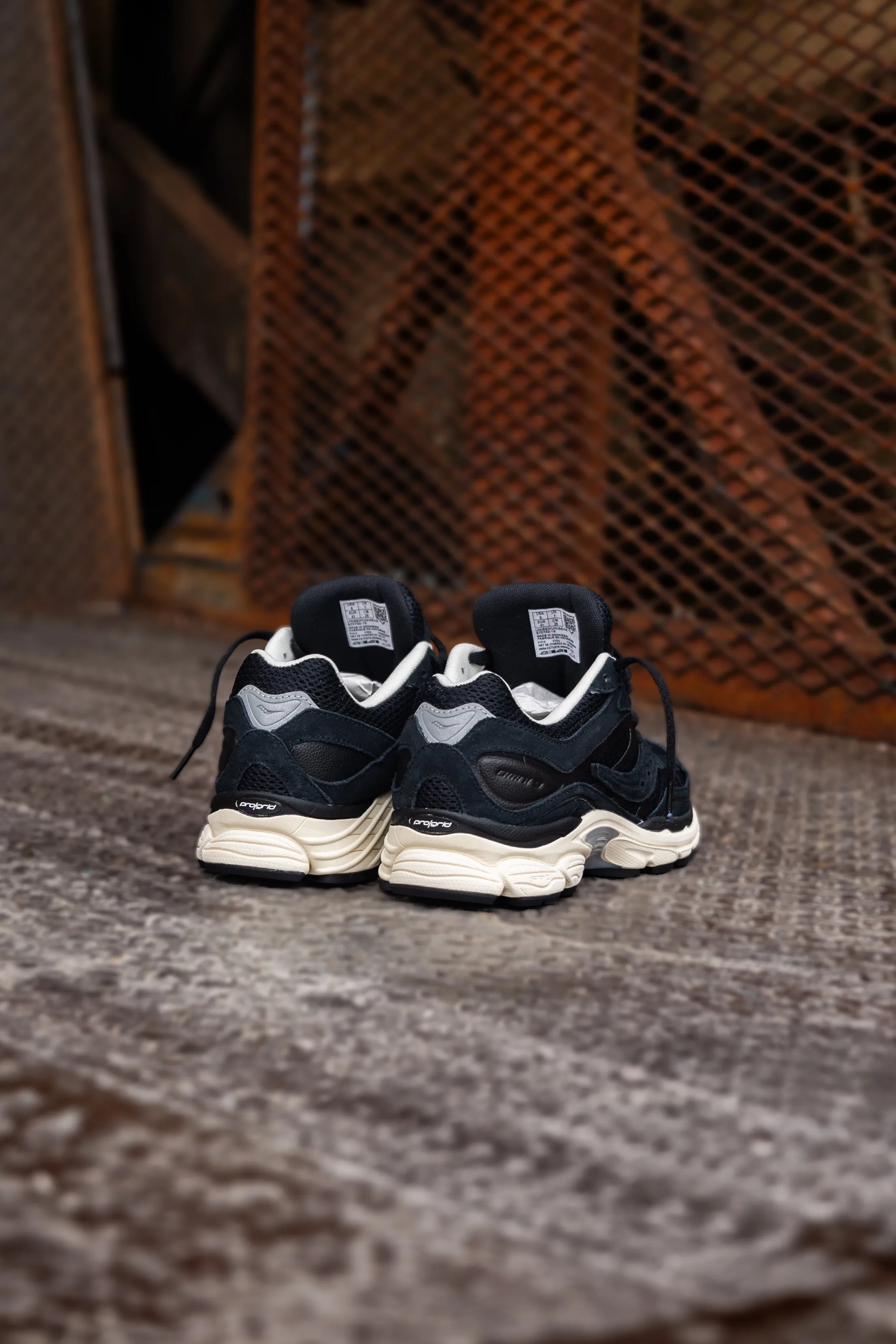 Elite Cushioning Breathable piece Mens Saucony OG ProGrid Omni 9 (Black/Cream)