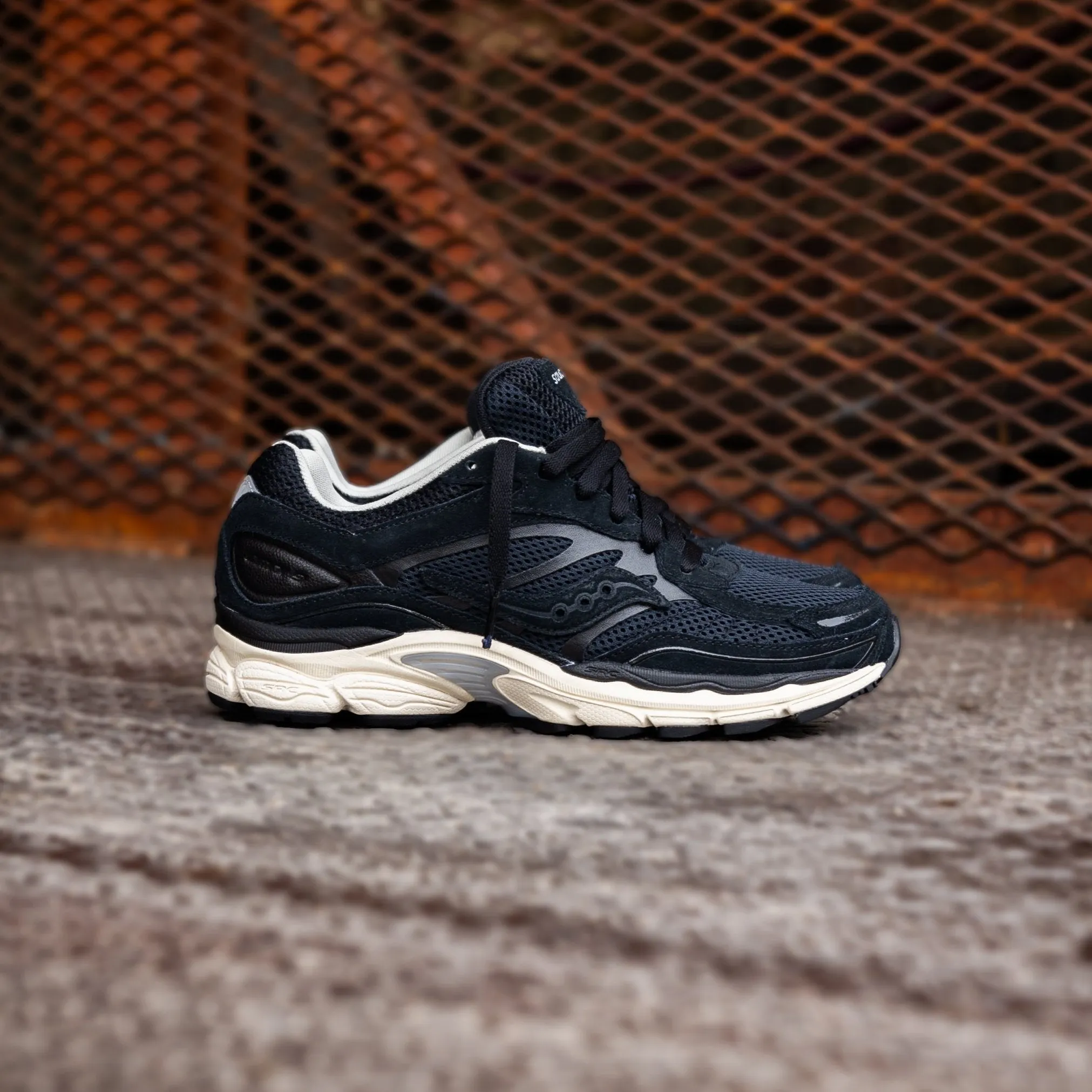 Mens Saucony OG ProGrid Omni 9 (Black/Cream) Breathable piece