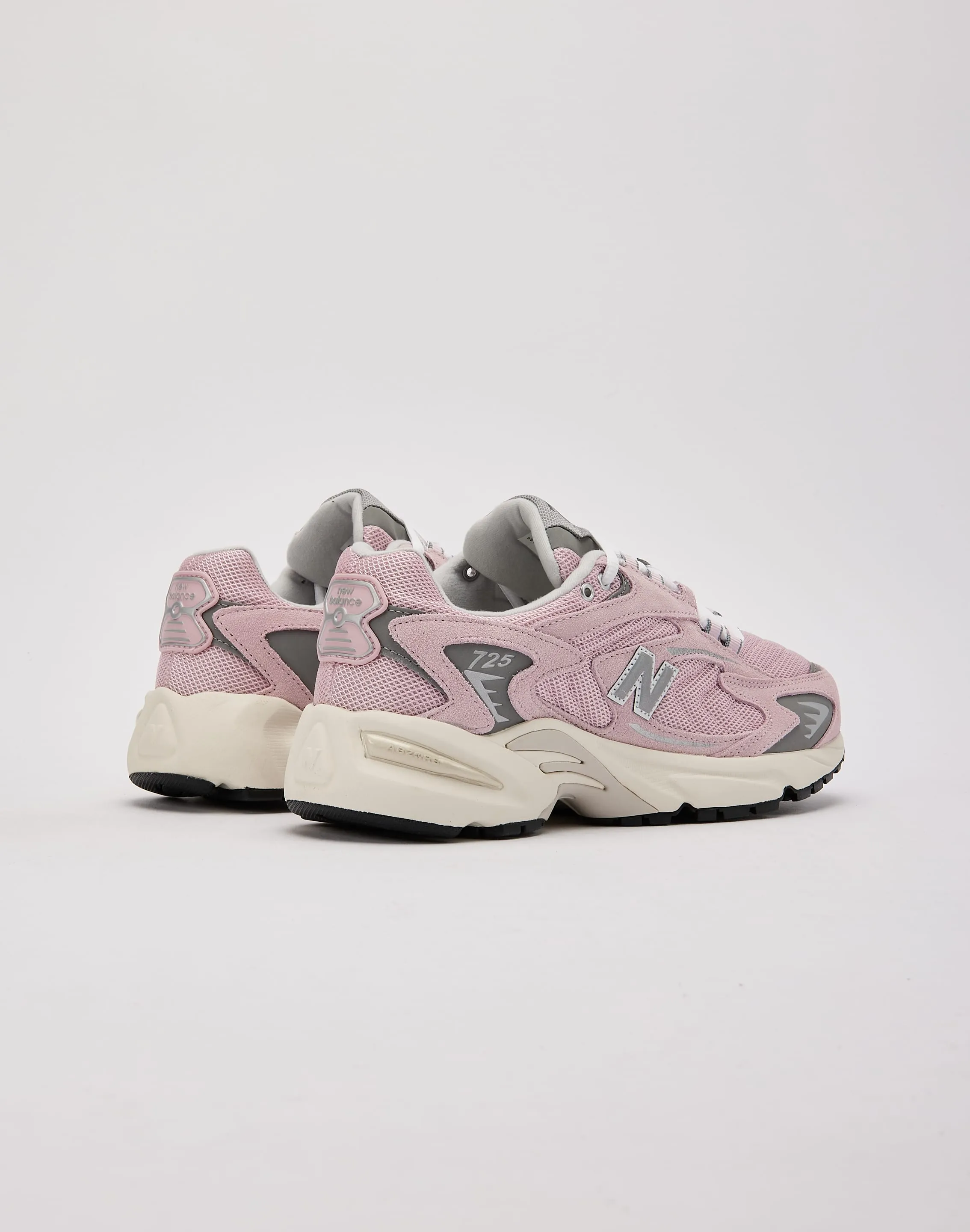 Plain Hike Peach Soft New Balance 725v1